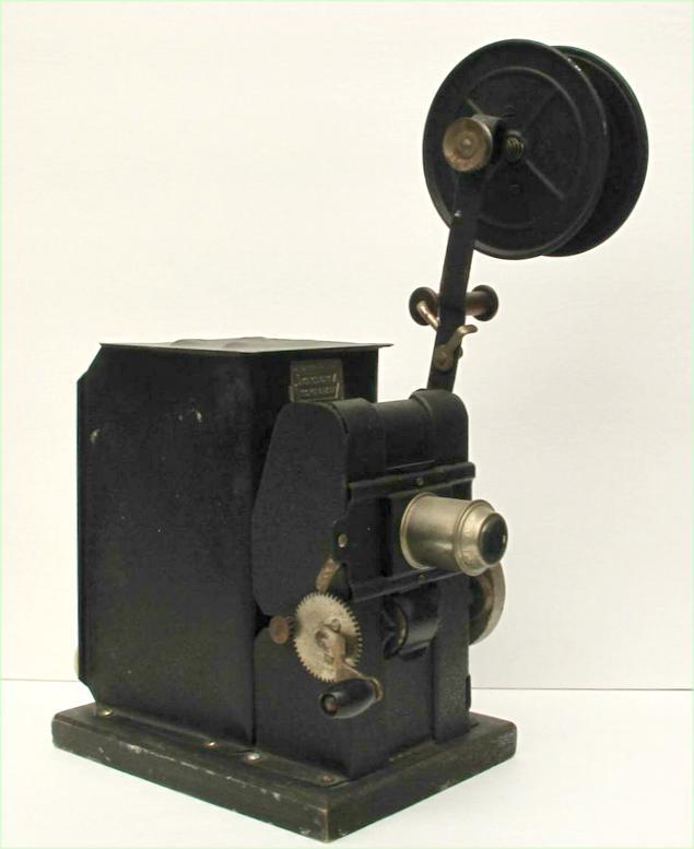 iGavel Auctions: Keystone Moviegraph HAND CRANK MOVIE PROJECTOR